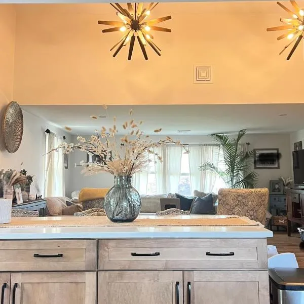 Modern Family Home in Middletown, RI- just 4 mi to Newport!，位于米德尔敦的酒店