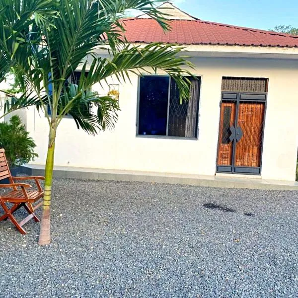 Tulivu House -2bedroom vacation home close to the beach，位于Manyema的酒店