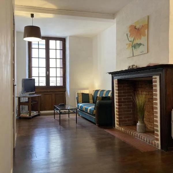 Apartment Centre Historic，位于Saint-Bonnet-de-Chirac的酒店