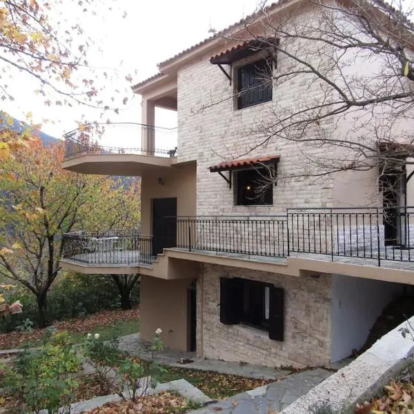 Ανάμεσα στα Έλατα，位于Ayía Varvára的酒店