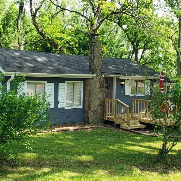 Cozy Lakefront Cottage Getaway Branson MO.，位于Kissee Mills的酒店