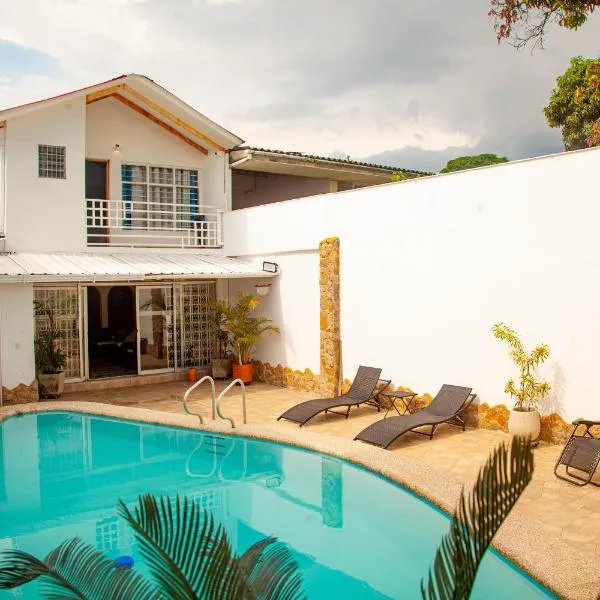 Casa con piscina privada en Cali, cerca a Cosmocentro，位于卡利的酒店