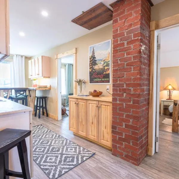 Craftsman's Loft - Heritage charm - AC - 5 min DT，位于卡尔加里的酒店