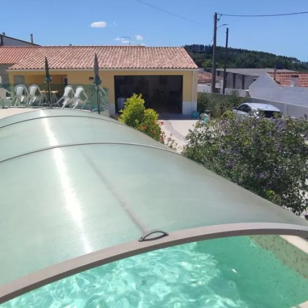Kairos BNB Arts Atelier with car and private swimming pool，位于Casais dos Monizes的酒店