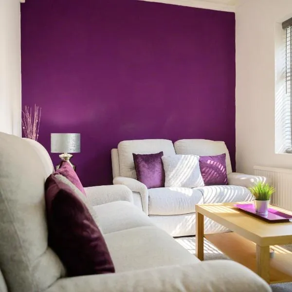 Purple Blossom, cosy 2 bed apartment, near Didsbury, free parking，位于汉德福斯的酒店