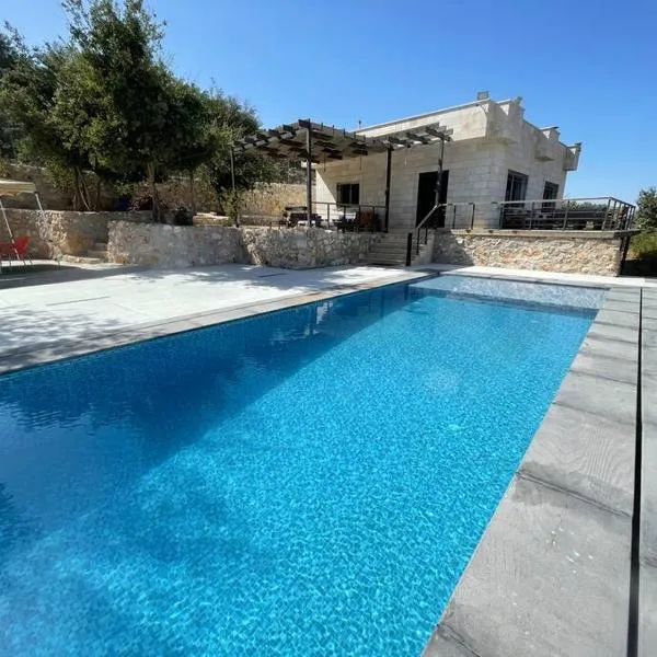 Ajloun mountain villa with beautiful outdoor views，位于Khirbat Abū al Khass的酒店