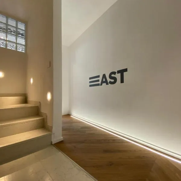East West Room，位于加尔达湖滨的酒店