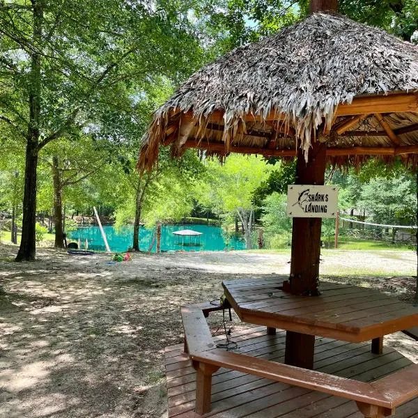 Casita with Swimming Pond & Sand Volleyball Access，位于蒙哥马利的酒店