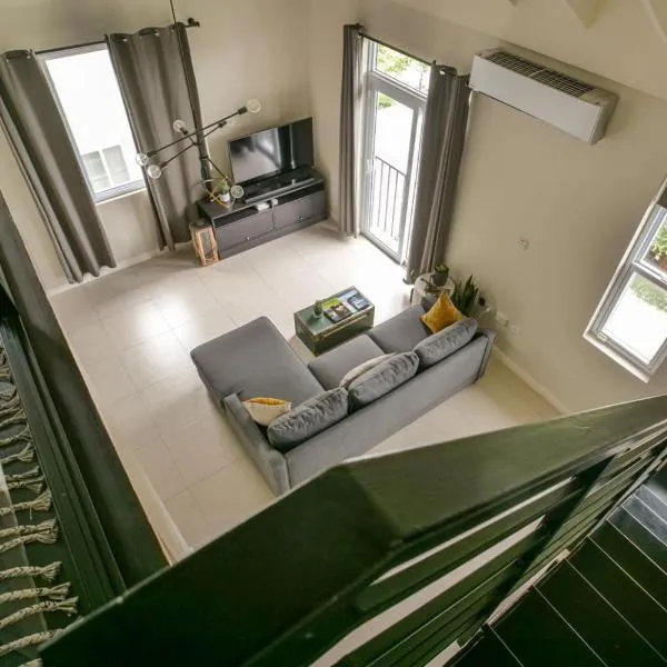 Choose To Be Happy at EI8HT! - Super Studios and Penthouse Apartment，位于金斯敦的酒店