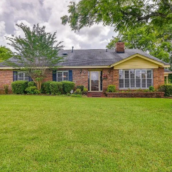 Spacious Downtown Montgomery Home with Yard, Patio!，位于蒙哥马利的酒店