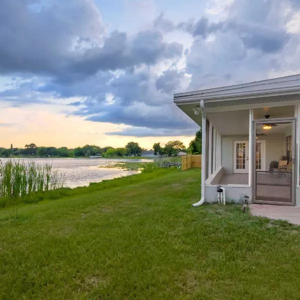 Lakefront Home with Screened Porch and Grill，位于奥本代尔的酒店