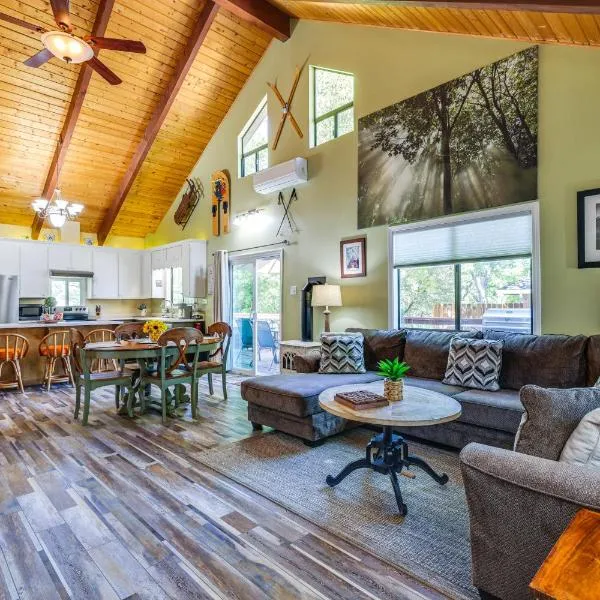 Groveland Home - Walk to Pine Mountain Lake!，位于格罗夫兰的酒店