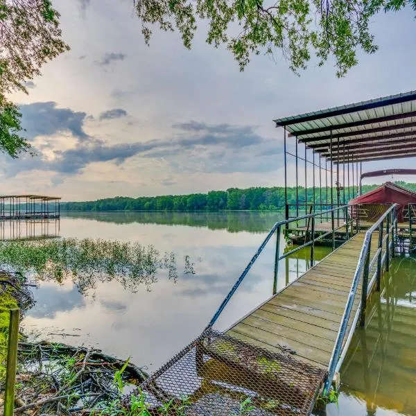 Lakefront Arkansas Abode - Deck, Grill and Fire Pit，位于Scranton的酒店