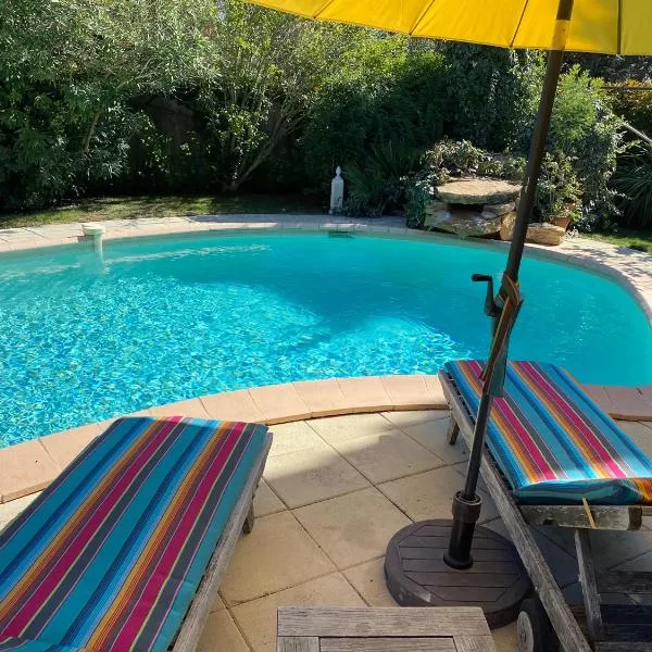 Studio bord de piscine，位于塞里尼昂-迪孔塔的酒店