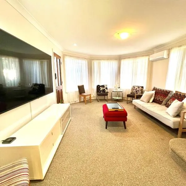 3 Bedroom Town house near Gosford CBD Sleeps 6 plus，位于Somersby的酒店