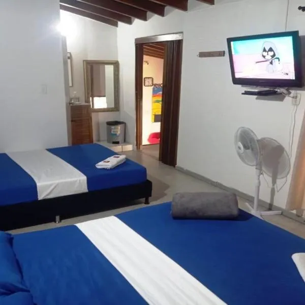 Yellow House Hostel，位于麦德林的酒店