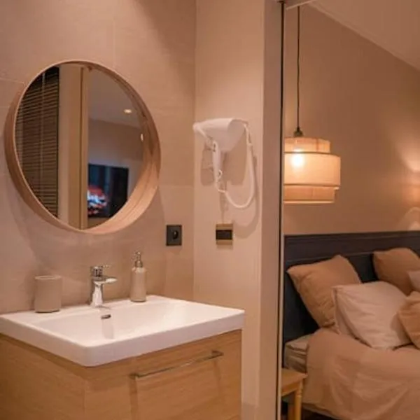 Suite de Luxe Jacuzzi balnéo,King size Bed，位于科洛布里埃的酒店