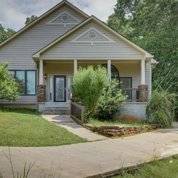Single-Story Home about 7 Mi to Old Towne Conyers!，位于卡温顿的酒店