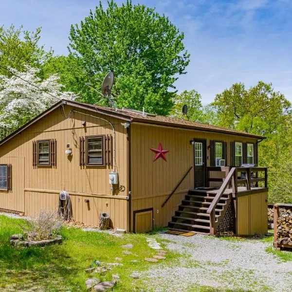 River Access Cabin with Hot Tub, Fire Pit, & WiFi!，位于Morton Grove的酒店