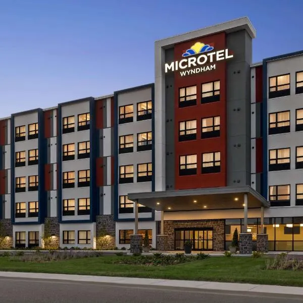 Microtel Inn & Suites by Wyndham Boisbriand，位于Laval-Ouest的酒店