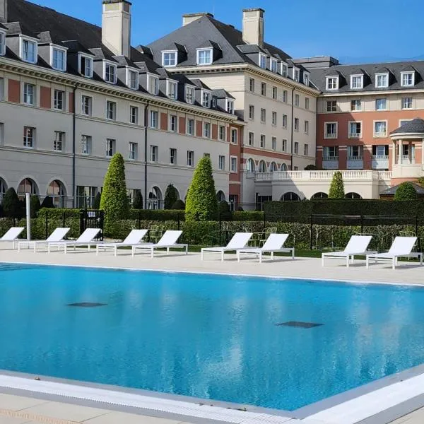 Dream Castle Hotel Marne La Vallee，位于Thorigny-sur-Marne的酒店