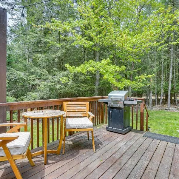Cozy Swan Lake Apt with Grill and Private Yard，位于Swan Lake的酒店