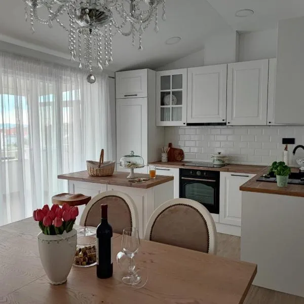 SPLIT VIEW 2 Bedrooms LUXURY APARTMAN 90 m2，位于克利斯的酒店