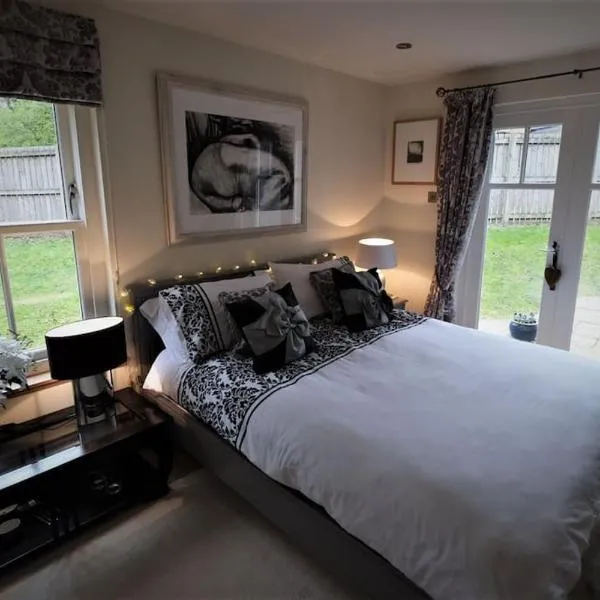 Loch Lomond Unique Selfcontained bed+bathroom，位于卢斯的酒店