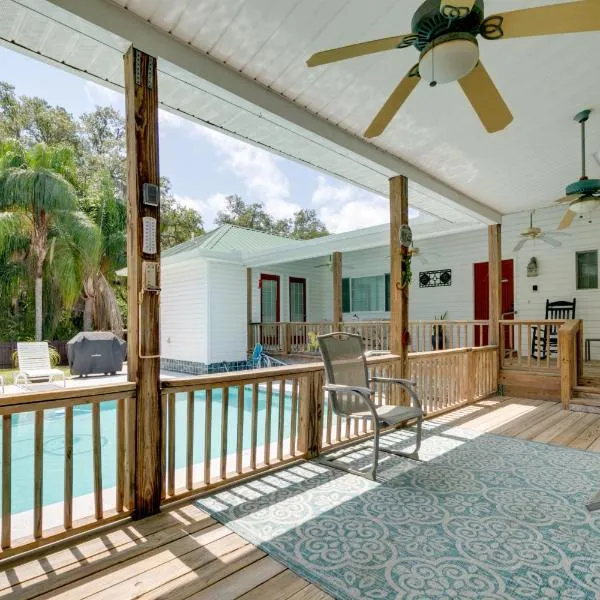 Homosassa Home with Pool Access - By Boat Launch，位于霍莫萨萨的酒店