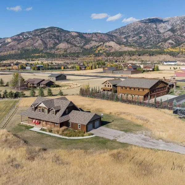 Alpine Airspace by KABINO Airpark Foosball Garage Satellite，位于阿尔派恩的酒店