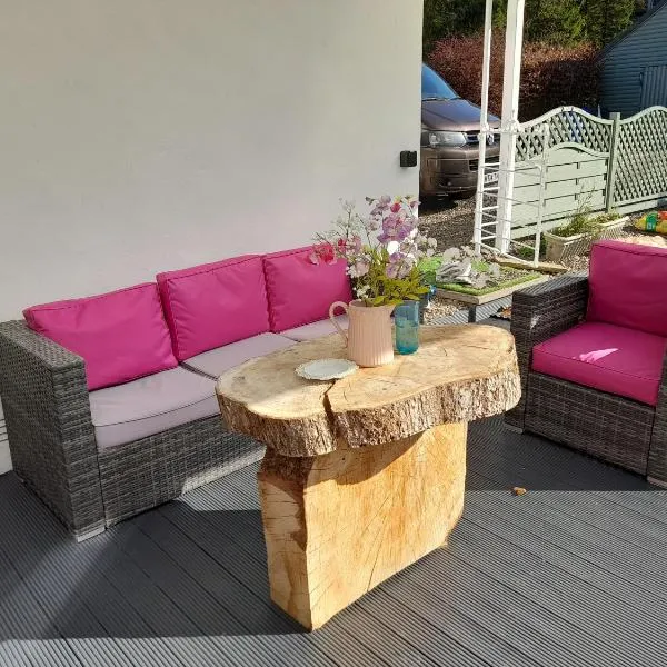 Pinetree Cottage, dog friendly, Holiday let, Callander Invertrossachs，位于卡伦德的酒店