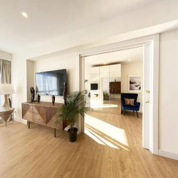 Miramar Luxurious apartment, 3 double rooms for 6 guests, free parking, terrace, new，位于圣塞瓦斯蒂安的酒店
