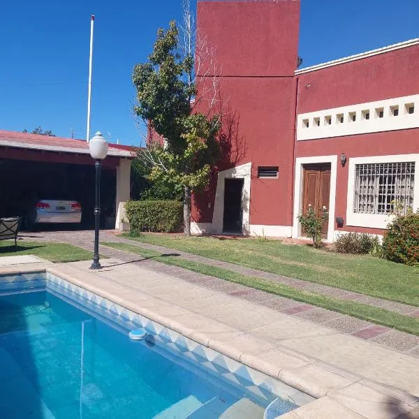 Habitación con baño privado y estacionamiento，位于Rivadavia的酒店