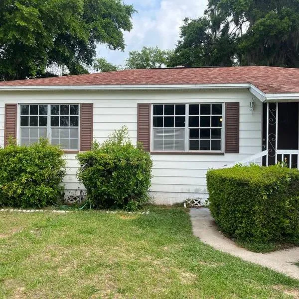 Mid Century Style Cottage Near Historic Downtown，位于Mid Florida Lakes的酒店