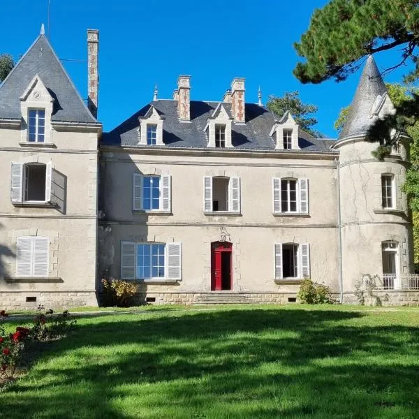 Chambres d'hôtes Château de Saint Etienne du Bois，位于Les Lucs-sur-Boulogne的酒店