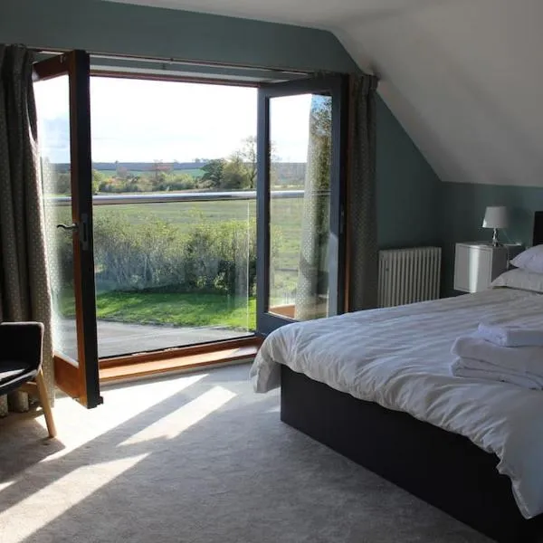 Boutique double room with country village views，位于Irthlingborough的酒店