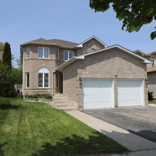 Lavish 4BR House Near Simcoe Lake & FH Resort，位于Sutton的酒店