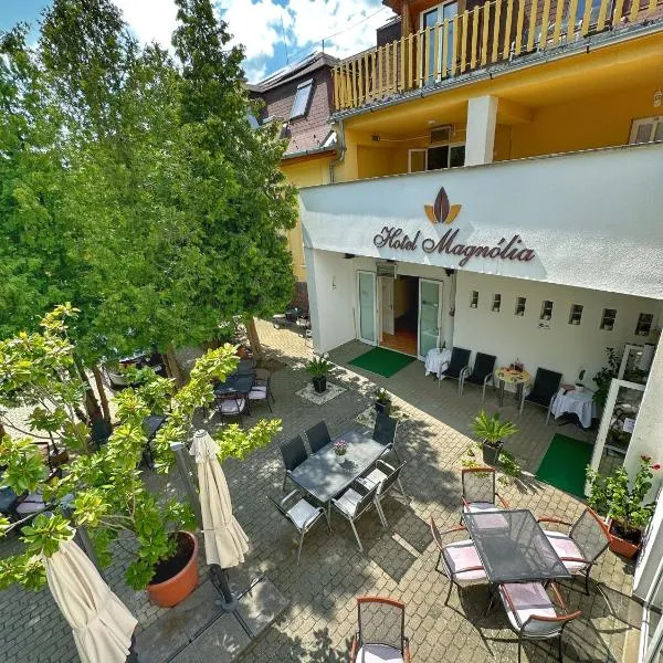木兰酒店，位于Szentantalfa的酒店