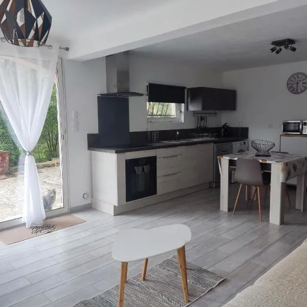 Charmant studio à Castillon du Gard, à deux pas du Pont-du-Gard，位于卡斯蒂隆迪加尔的酒店