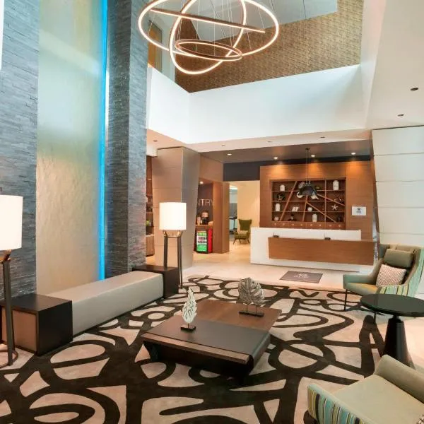 迈阿密机场福朋喜来登酒店，位于海厄利亚加登斯的酒店