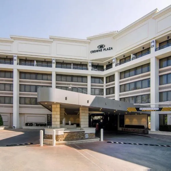 Crowne Plaza Executive Center Baton Rouge, an IHG Hotel，位于Bayou Fountain的酒店