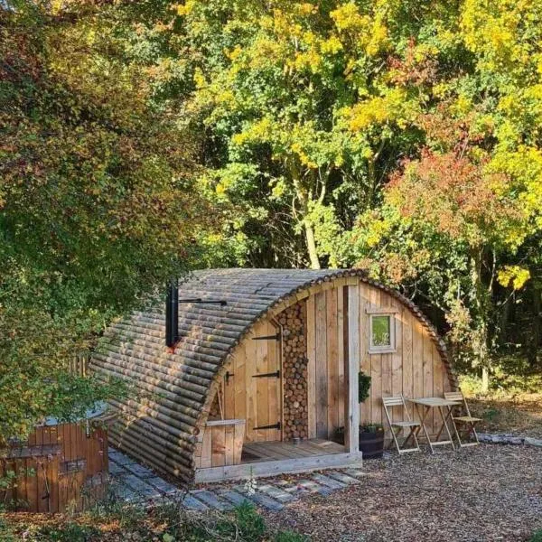 Fox Lodge at Heygates Lodging - with hot tub，位于Yelvertoft的酒店