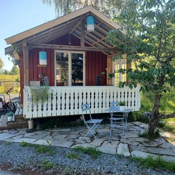 Idyllisk minihus i landlige omgivelser - med 5 sengeplasser og parkering，位于Malvik的酒店