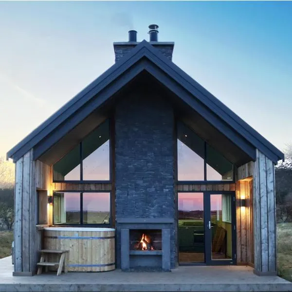 Eco-Lodge with hottub sea view Charleton Estate，位于埃利的酒店