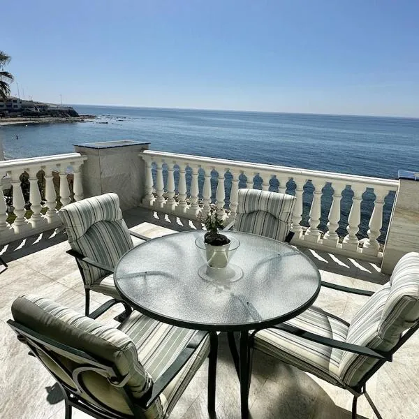 Beachfront apartment with pleasant views of the sea and the historic lighthouse.，位于米哈斯科斯塔的酒店