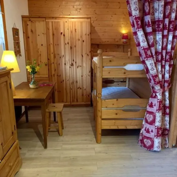 L'appartement LES BOSSONS en lisière de forêt dans le chalet Génépi，位于阿雷什的酒店