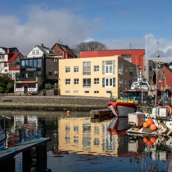 Guesthouse at the boat harbour，位于Miðvágur的酒店