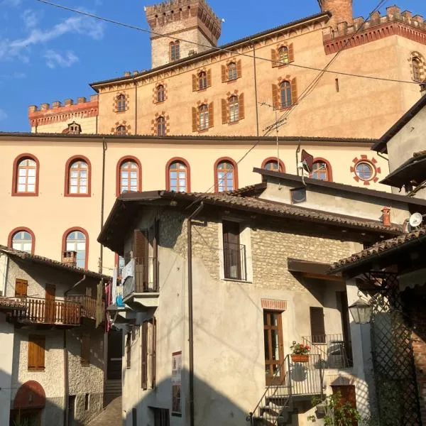 UN PASSO DAL CASTELLO，位于巴罗洛的酒店