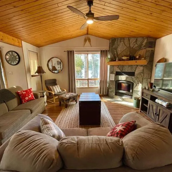 Dawson Loop Inn 3BR Lakefront Chalet Style Cottage，位于Maynooth的酒店