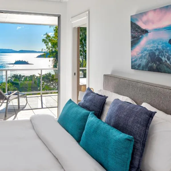 Blue Water Views 16 - 3 Bedroom Penthouse with Ocean Views，位于汉密尔顿岛的酒店
